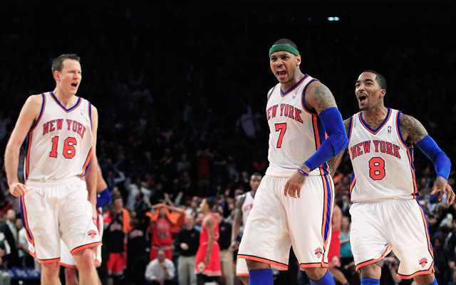 New York Knicks’ Carmelo Anthony injures knee against Cleveland