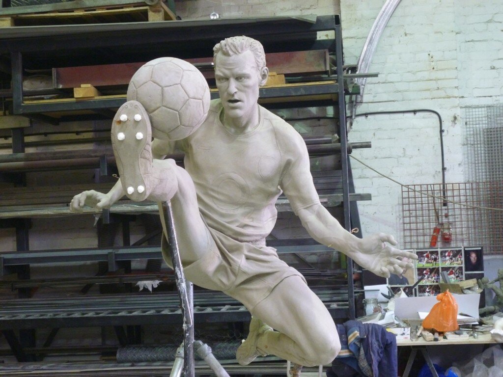 dennis bergkamp statue