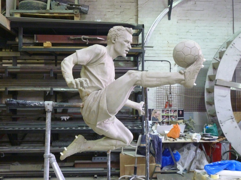 dennis bergkamp statue