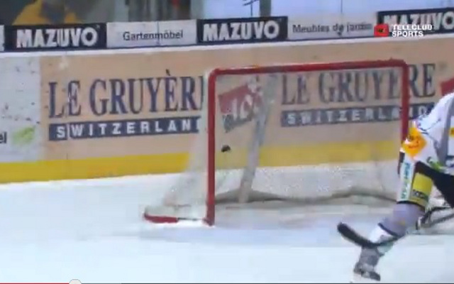 (Video) Ice Hockey puck cracks in two during Swiss league game
