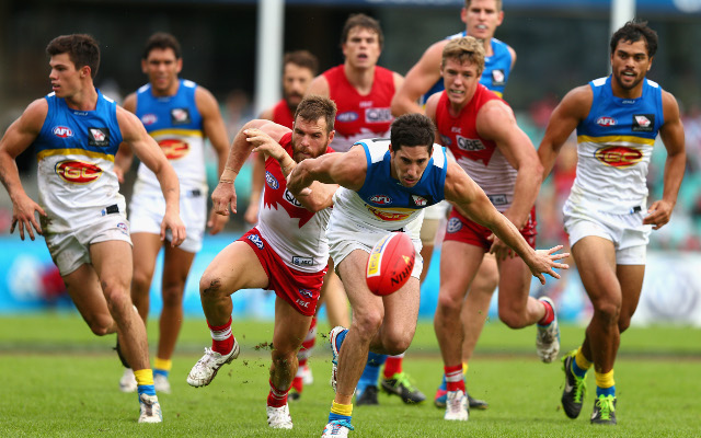 (Video) Sydney Swans hold of spiritied Gold Coast Suns in torrential rain