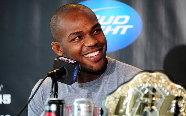 (Video) Jon Jones retains UFC title with first round win over Chael Sonnen
