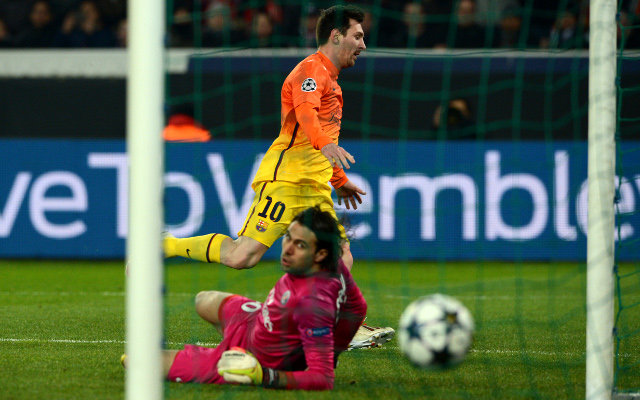 (GIF) Lionel Messi goal: PSG 0-1 Barcelona