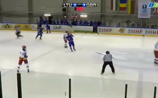 (Video) Lithuanian ice hockey player throws stick at ref after losing