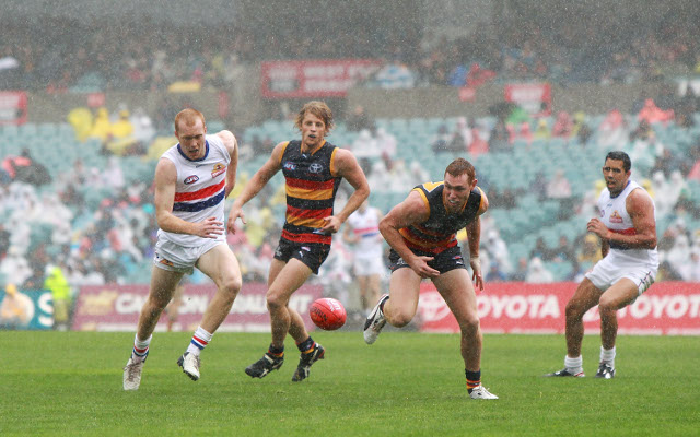(Video) Adelaide Crows shut down Western Bulldogs for easy victory