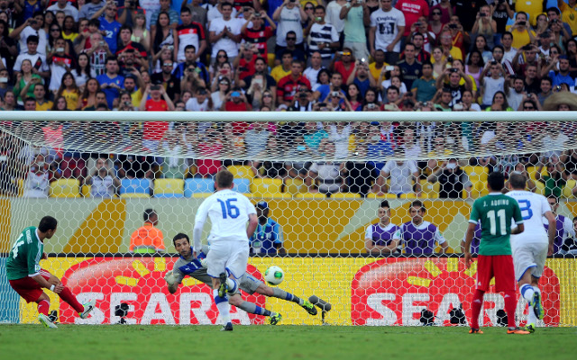 (GIF) Manchester United’s Javier Hernandez equalises with precise penalty for Mexico