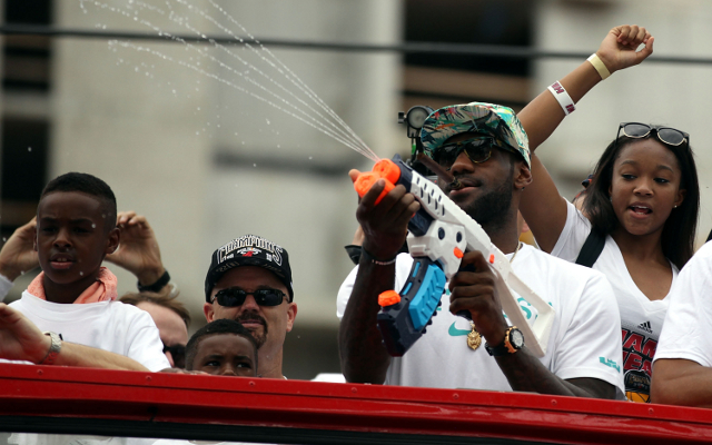 (Video) Miami Heat victory parade causes LeBron James a problem