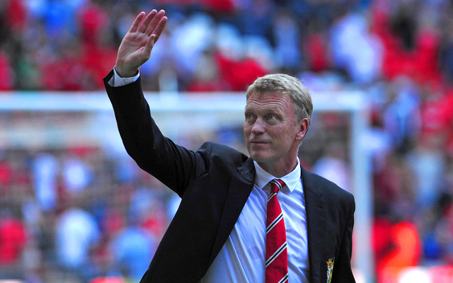 (Image) New Manchester United manager Moyes celebrates with family after first trophy win