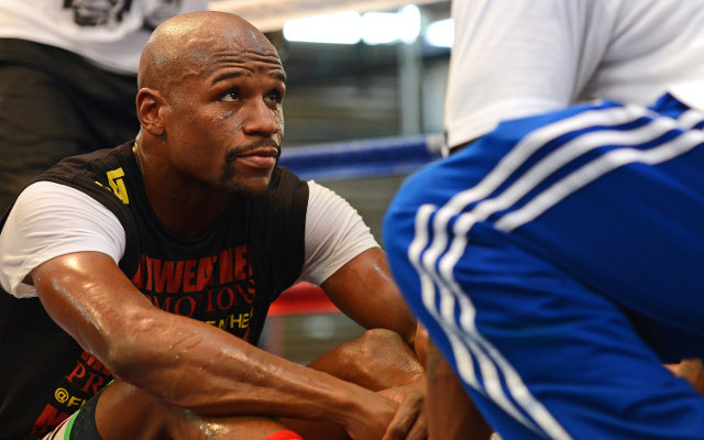 (Video) Floyd Mayweather taunts Amir Khan as Brit continues to chase fight