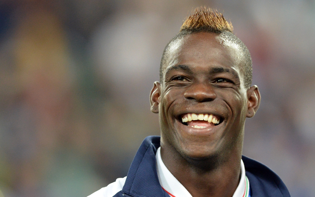 Mario Balotelli poses for picture by Arsenal badge, heightens rumours of imminent transfer back to Premier League