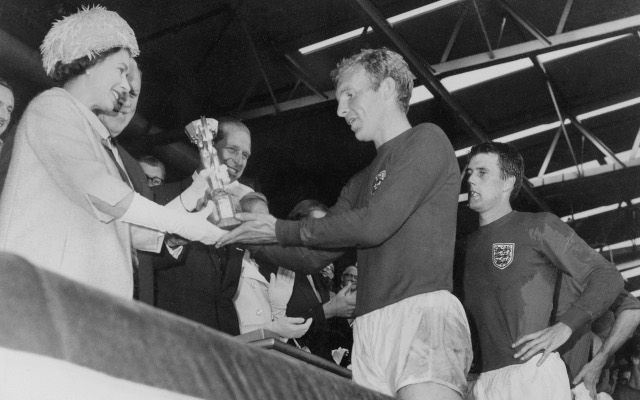 Bobby Moore Queen Elizabeth I§