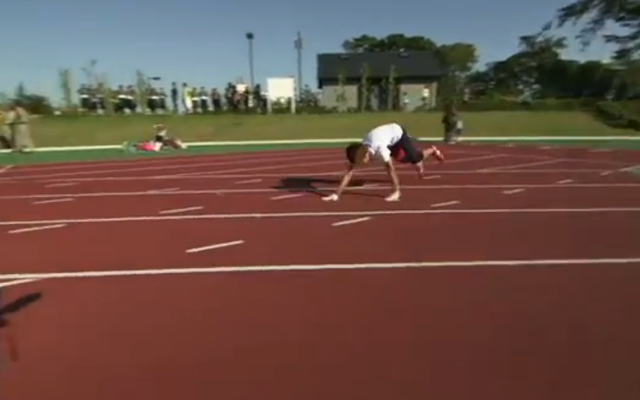 (Video) Japanese “Moneky Man” is the fastest man on earth on four legs