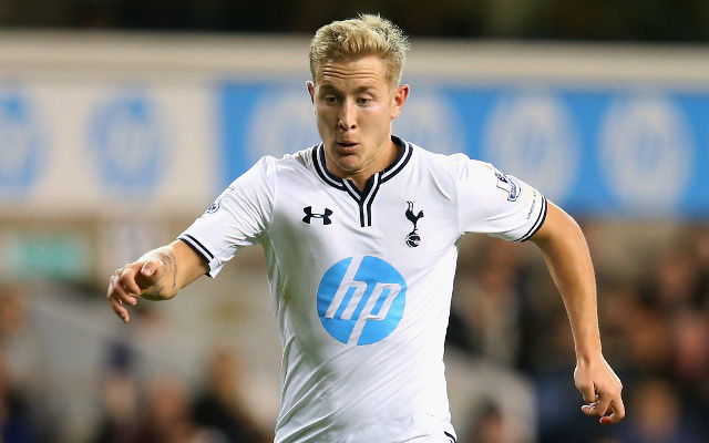 (Vine) Hilarious! Tottenham’s Lewis Holtby hacks Howard Webb, before ref pushes German