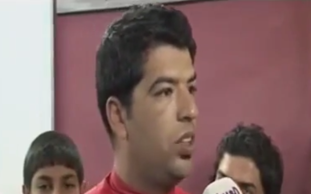 (Video) Amazing lookalike of Liverpool’s Luis Suarez hates being touched