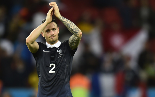 (Video) Arsenal’s new signing Mathieu Debuchy poses in Gunners kit