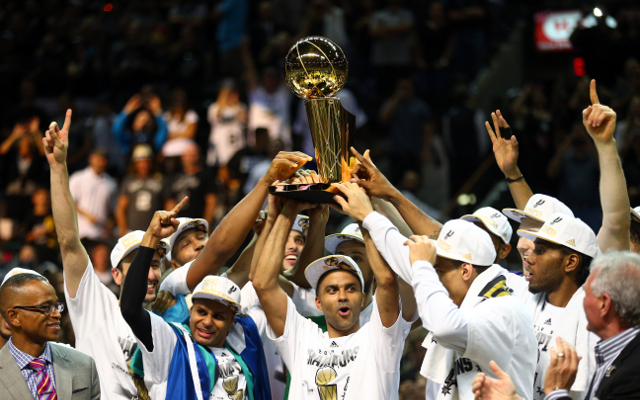 (Video) San Antonio Spurs receive the NBA 2014 Championship Trophy