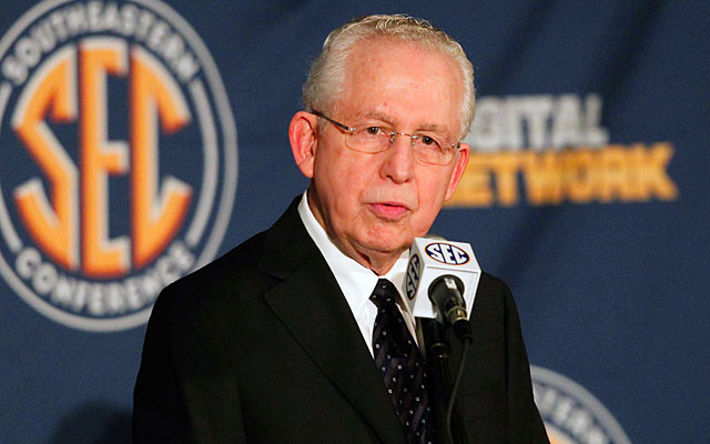 SEC football commissioner Mike Slive to step down in 2015