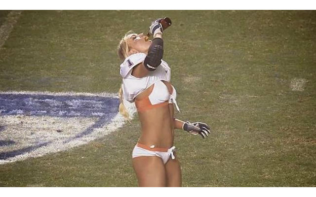 (Video) Lingerie football babe Alli Alberts downs a beer on the pitch