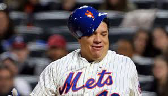 (Video) New York Mets pitcher Bartolo Colon loses helmet after driving in run