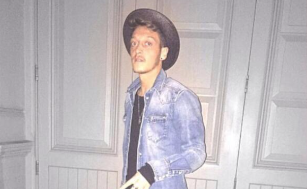 Photo: Arsenal’s Mesut Ozil disgusts the internet with vile dress sense